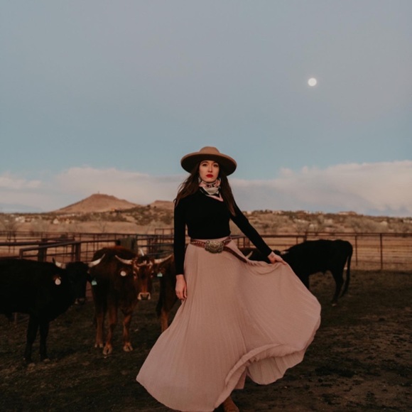 Meet your Posher, Taylor - Picture 2 of 7